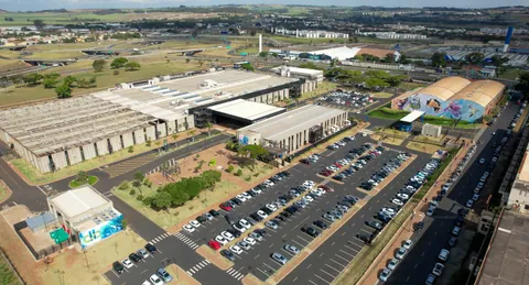 Vista aérea do campus da Harven, de dia