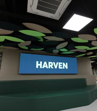 Painel com a palavra Harven em um espaço interno da escola